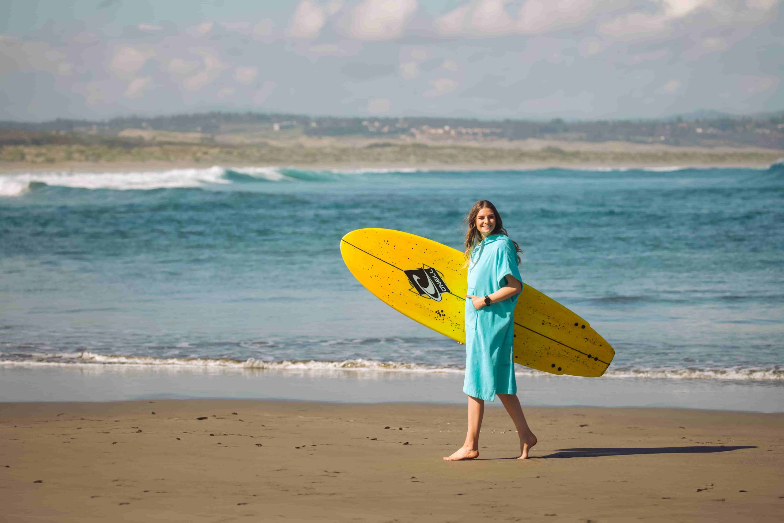 La versatilidad de los ponchos: la pieza imprescindible en tu ropa de playa