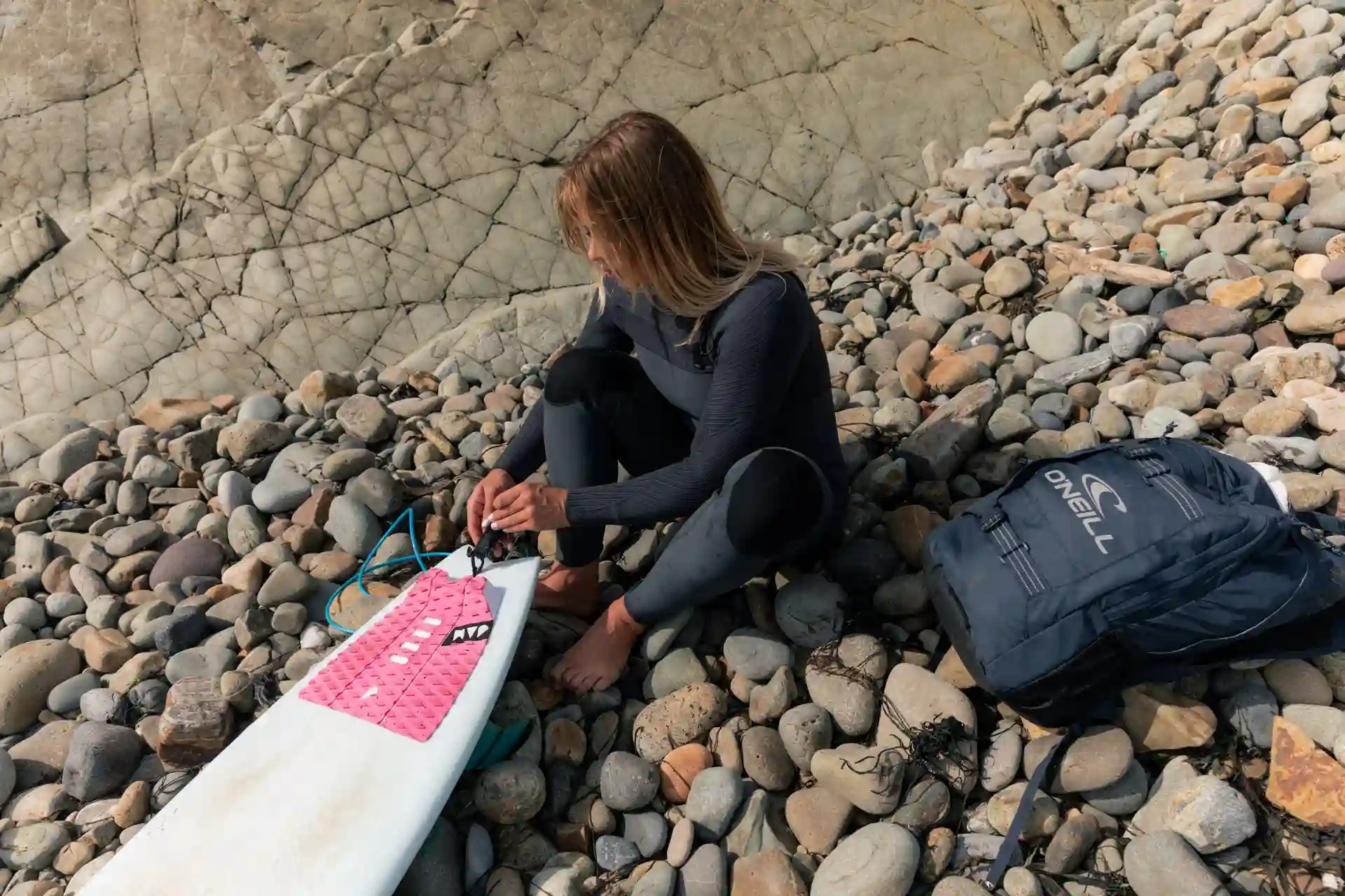 Todo lo que tienes que saber sobre los trajes de surf para mujer: tecnologías, sellos y cómo elegir el grosor correcto