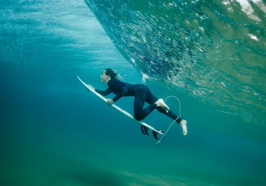 Traje de surf de mujer: guía completa para elegir correctamente y accesorios complementarios