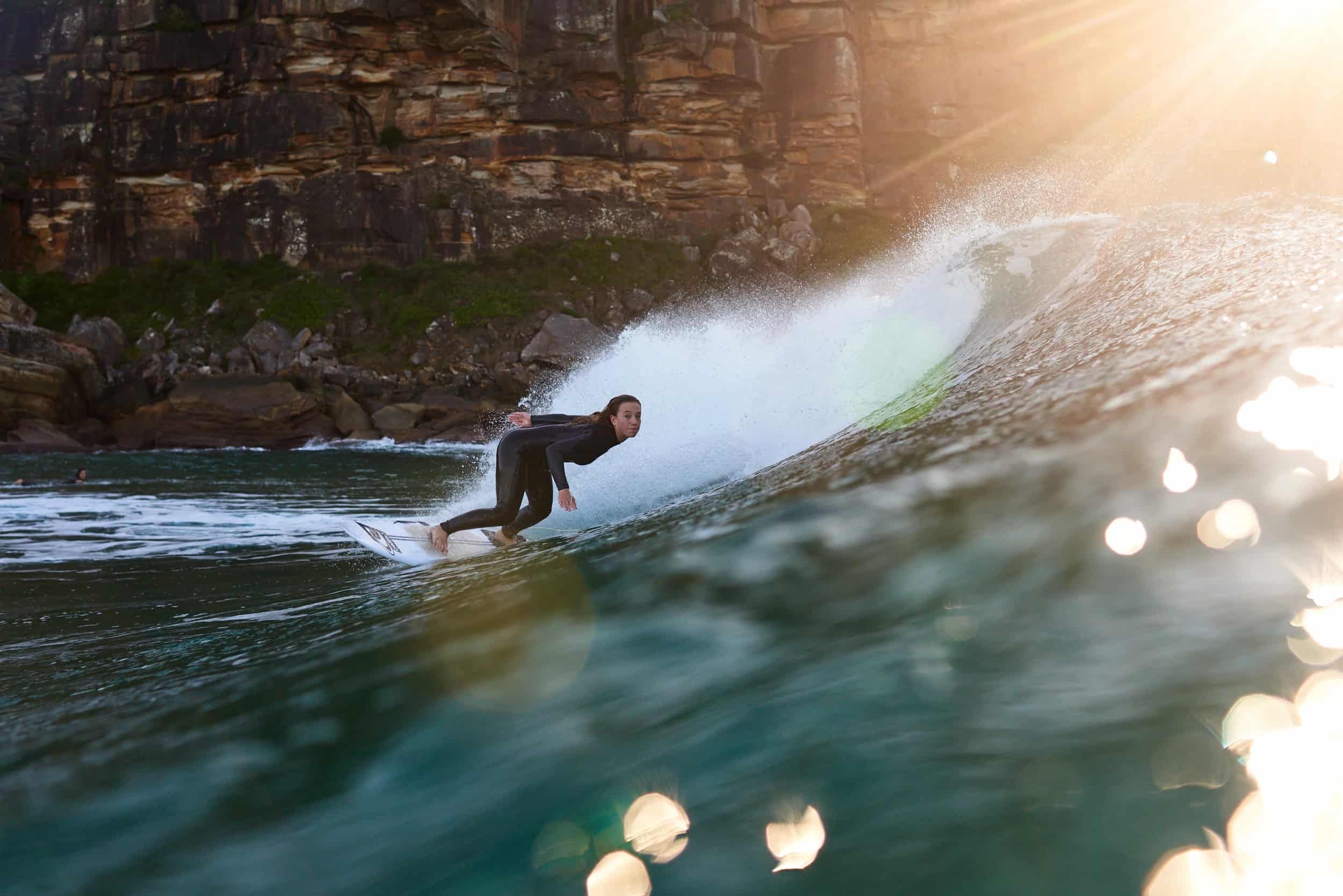 Mujer vestida con traje de surf en el mar