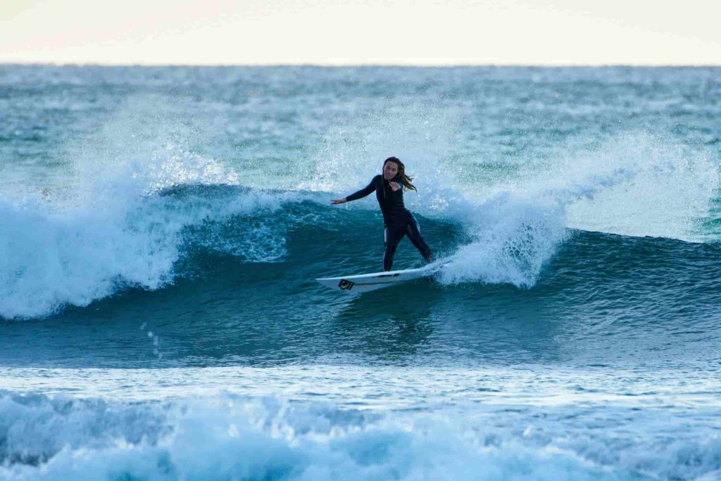 Conoce cuáles son las mejores playas para surfear en Chile.